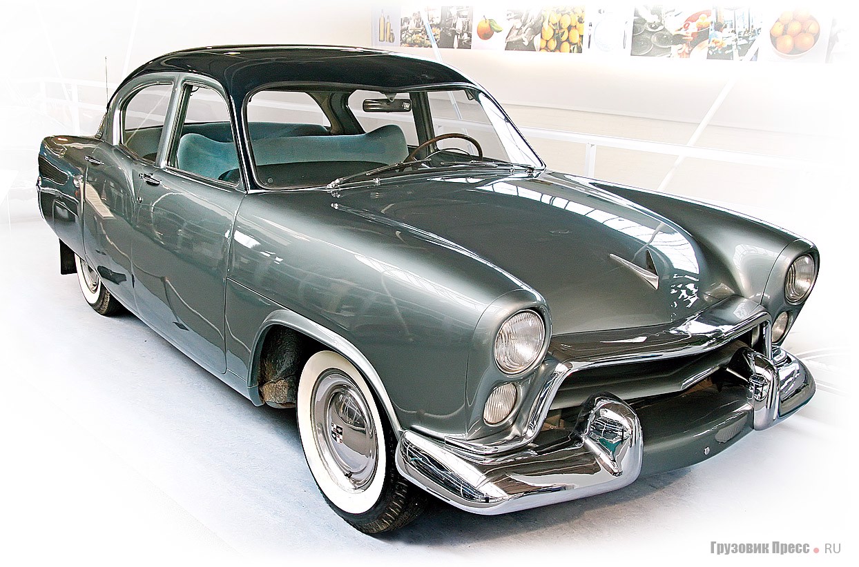 [b]Volvo Philip Prototype (4x2), 1953 г.[/b] Заряженный «швед» в американском стиле оснащали двигателем V8 с автоматической трансмиссией. Поскольку передний диван был сплошным, рычаг управления КП находился на рулевой колонке. Рабочий объем мотора – 3559 см[sup]3[/sup], мощность – 120 л.с. при 4300 мин[sup]–1[/sup]. Колесная база – 2896 мм. Стальной несущий кузов изготовлен вручную в единственном экземпляре.