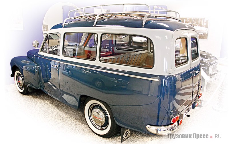 [b]Volvo PV 445 Duett (4x2), 1958 г.[/b] Автомобиль базировался на шасси PV 444 и во многом был с ним унифицирован. С 1949 по 1953 г. эту модель выпускали в виде развозного грузовика, фургона, универсала и даже открытого купе. Но эти кузова делали не специалисты Volvo, а инженеры других кузовных фирм. Последний год производства модели – 1960-й. Выставленный в музее знаменитый Duett (вариант DH) появился в 1953-м. Под капотом был 4-цилиндровый рядный двигатель с верхним расположением клапанов, рабочим объемом 1414 см[sup]3[/sup] и мощностью от 40 до 85 л.с. с диаметром цилиндра и ходом поршня 75х80 мм или объемом 1583 см[sup]3[/sup], мощностью 60 л.с. при 4500 мин[sup]–1[/sup] с диаметром цилиндра и ходом поршня 79,37х80 мм. Трансмиссия – 3-ступенчатая механическая, привод тормозов – гидравлический. Колесная база – 2600 мм.
