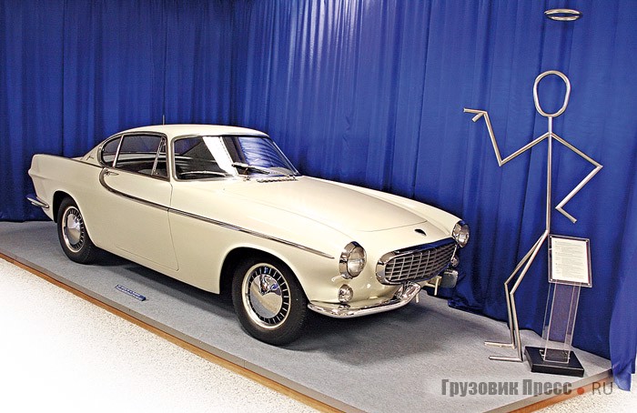 [b]Volvo P 1800 Prototype (4x2), 1958 г.[/b] Вторая по очереди и первая по-настоящему успешная попытка создать серийный спорткар. Использовали в знаменитом телевизионном сериале «Святоша». Данный экземпляр был построен итальянскими специалистами в 1958 г. Серийный выпуск был налажен в 1961-м на предприятии Jensen Motors в Великобритании. В Швеции производство стартовало лишь в 1963 г. У купе был 4-цилиндровый рядный двигатель с верхним расположением клапанов, рабочим объемом 1986 см[sup]3[/sup] и мощностью 118 л. с. Трансмиссия – 4-ступенчатая механическая. Колесная база – 2438 мм, снаряженная масса – 1200 кг.