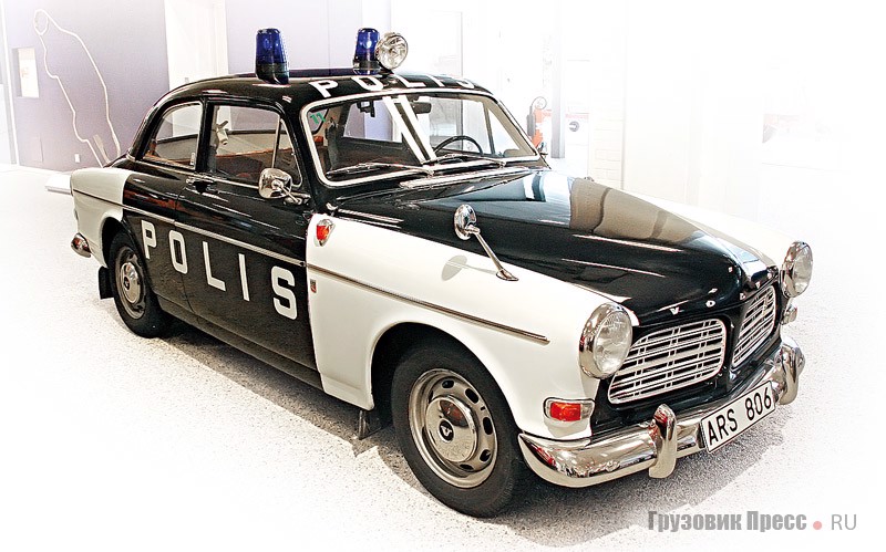 [b]Volvo 122S Amazon Polis (4x2), 1969 г.[/b] Полицейский мундир эти машины долгие годы носили в Швеции, Греции, Перу, Чили и Нигерии. Буква S означает исполнение Sport. На автомобиле 4-цилиндровый рядный двигатель с верхним расположением клапанов рабочим объемом 1986 см[sup]3[/sup] и мощностью 118 л.с. КП – 4-ступенчатая механическая. Колесная база – 2591 мм, масса – 1280 кг (на 91 кг больше стандартной версии). Данный автомобиль нес службу в шведском городе Упсала до 1975 г.