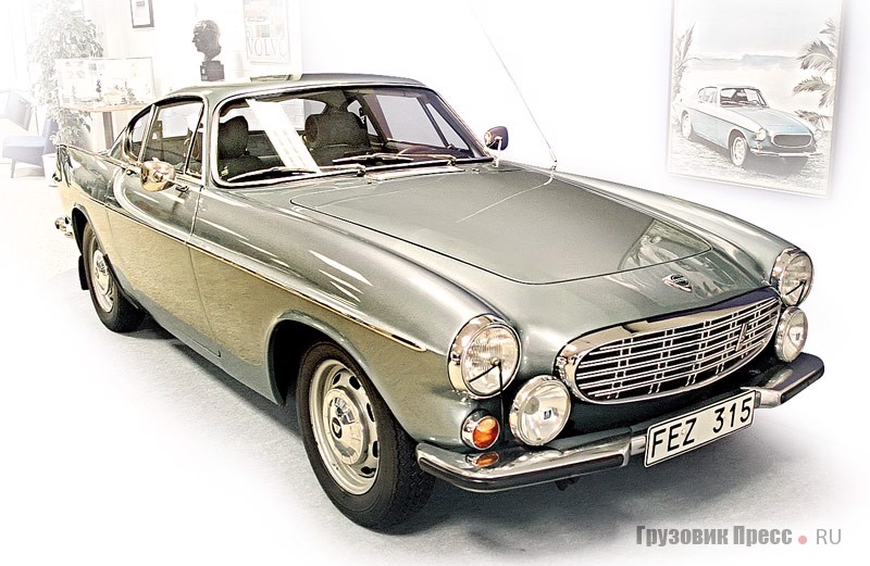 [b]Volvo P 1800 (4x2), 1969 г.[/b] Спортивный Р 1800 был на конвейере с 1961 по 1972 г. Представленная версия 1969 г. принадлежала сотруднику AB Volvo Гуннару Энгеллау и была окрашена специальной голубой краской. Машина персонифицирована несколькими деталями: серебряной рукояткой рычага КП, дополнительными фарами, антенной. Под капотом был 4-цилиндровый рядный двигатель с верхним расположением клапанов, рабочим объемом 1986 см[sup]3[/sup] и мощностью 118 л.с. (инжекторная версия В20 – 130 л.с.). Трансмиссия – 4-ступенчатая механическая. Колесная база – 2438 мм, снаряженная масса – 1200 кг. Всего выпущено 39 385 ед. Р 1800.