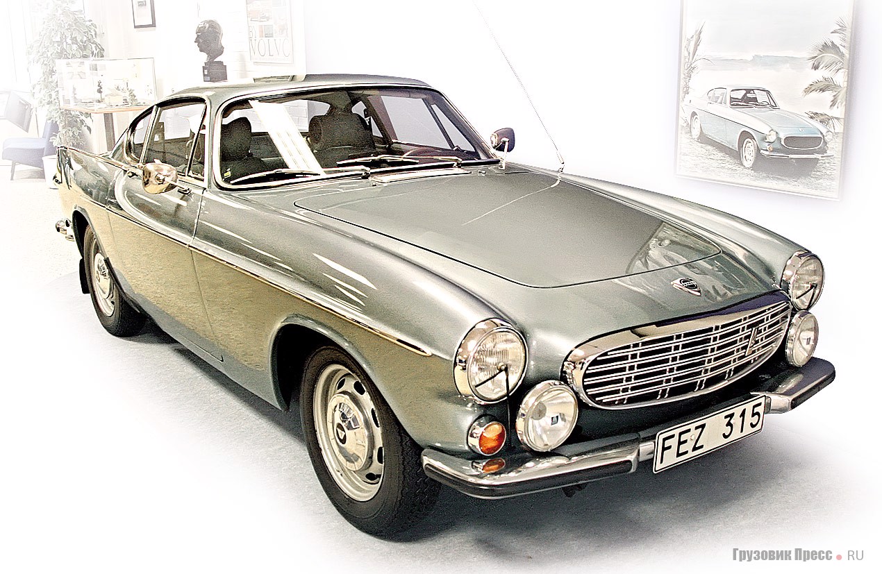 [b]Volvo P 1800 (4x2), 1969 г.[/b] Спортивный Р 1800 был на конвейере с 1961 по 1972 г. Представленная версия 1969 г. принадлежала сотруднику AB Volvo Гуннару Энгеллау и была окрашена специальной голубой краской. Машина персонифицирована несколькими деталями: серебряной рукояткой рычага КП, дополнительными фарами, антенной. Под капотом был 4-цилиндровый рядный двигатель с верхним расположением клапанов, рабочим объемом 1986 см[sup]3[/sup] и мощностью 118 л.с. (инжекторная версия В20 – 130 л.с.). Трансмиссия – 4-ступенчатая механическая. Колесная база – 2438 мм, снаряженная масса – 1200 кг. Всего выпущено 39 385 ед. Р 1800.