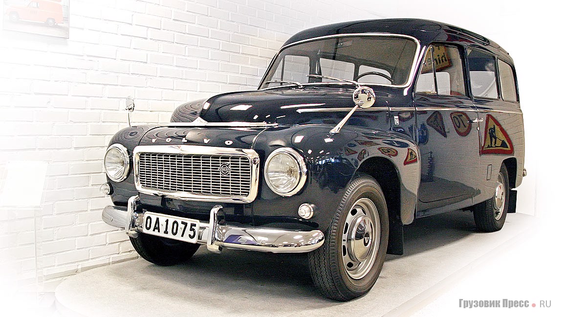 [b]Volvo P 210 Duett (4x2), 1969 г.[/b] Первый серийный универсал фирмы с кузовом универсал после 1953 г. Название «Дуэт» символизировало сферу применения автомобиля как транспорта для бизнеса и семьи. Он базировался на платформе PV 445 и получил собственный индекс P 210. На машине применялась рядная «четверка» объемом 1778 см[sup]3[/sup] с отдачей в 75 л.с. и 4-ступенчатая «механика». Колесная база – 2591 мм, снаряженная масса – 1170 кг, грузоподъемность – 500 кг. В музее представлена самая поздняя версия модели.
