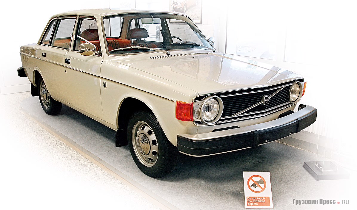 [b]Volvo 144 (4x2), 1974 г.[/b] В 1973 г. «144.я» модель получила широкий бампер, предписанный законодательством США в области безопасности транспортных средств. Он позволял избегать повреждений кузова при парковке и в трафике. Двигатель – 4-цилиндровый рядный, объемом 1986 см[sup]3[/sup] и мощностью 90 л.с., КП – 4-ступенчатая механическая. Колесная база – 2624 мм, масса – 1350 кг. Автомобиль задал новые стандарты: электрорегулировку сидений, омыватель и щетки передних фар. Всего в 1966–1974 гг. выпущено 1 млн 351 тыс. Volvo 140 / 160.
