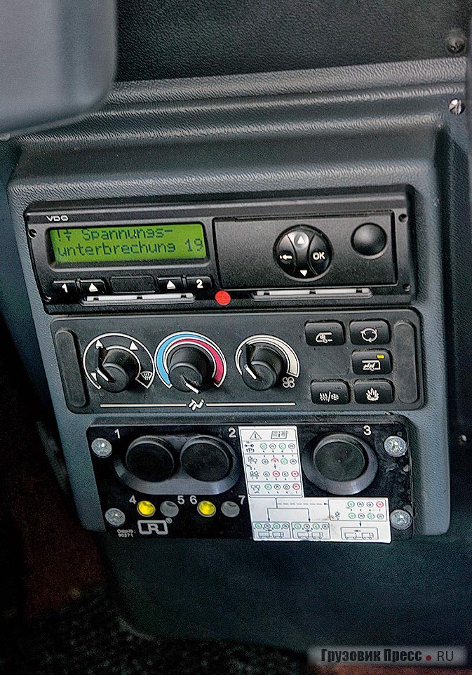 Нижняя секция – это блок управления и контроля сцепки, а замысловатая наклейка на нём – памятка водителю