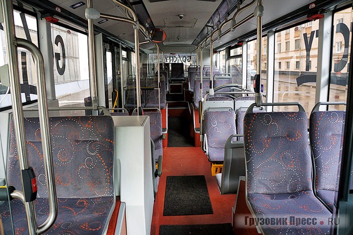 Салон автобуса имеет классическую компоновку и ровный пол по всей длине салона