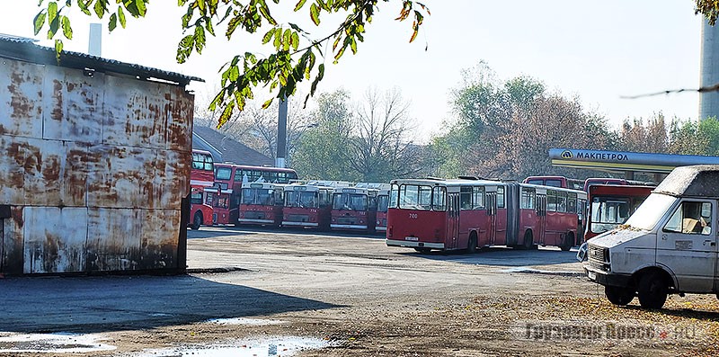 В автобусном парке на задворках стоят фактически музейные образцы автобусов
