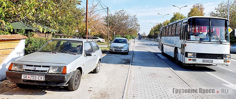 На дорогах ещё попадаются советские ВАЗ-2108 с коротким крылом и междугородные Sanos S415