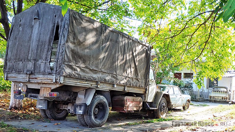 Импровизированный музей в частном секторе с грузовиком TAM 4500 и малолитражками Zastava Scala 55 и Škoda 1100MB