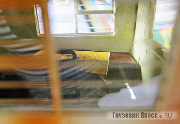 Штабной ГАЗ-05-193. В салоне виден рабочий стол и карта