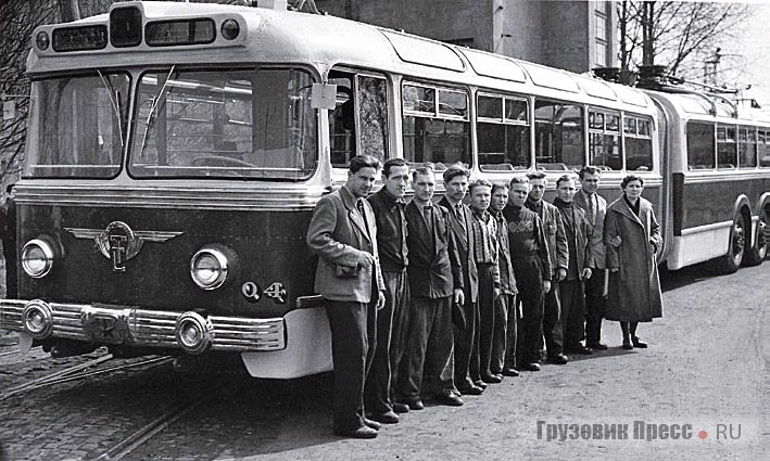 Сочлененный троллейбус ТС, собранный в 1960 г. в Ленинграде, был аналогом московского СВАРЗа ТС. В Ленинграде работал только один такой троллейбус