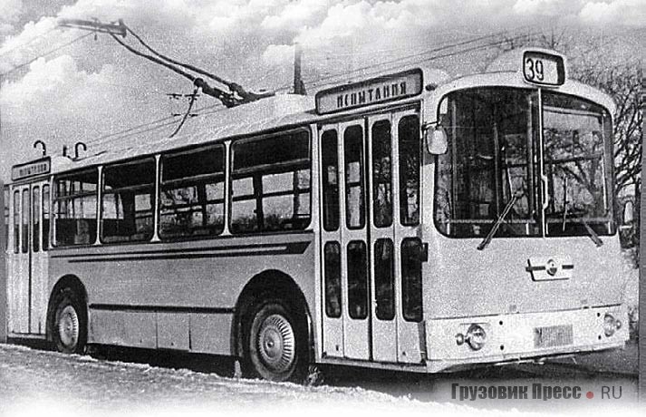 Экспериментальный львовский троллейбус, изготовленный на базе автобусного кузова ЛАЗ-697 в 1967 г. в единственном экземпляре
