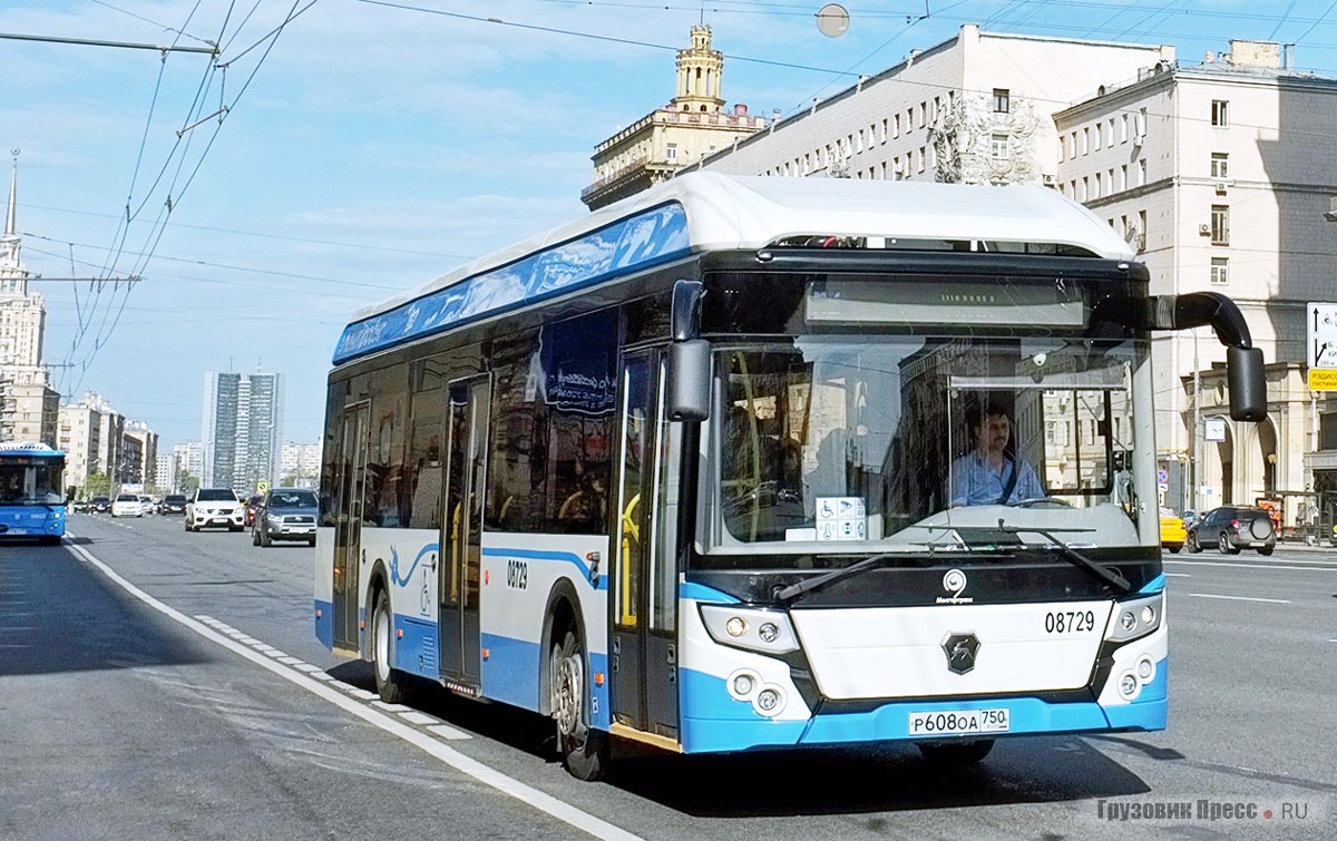 Электробус [b]ЛиАЗ-6274В[/b] может смело считаться самым выносливым электробусом России. Он проработал на маршруте дольше всех. С декабря 2016 по лето 2017 г. его можно было встретить на маршруте М2, сейчас машину отправили в Тюмень