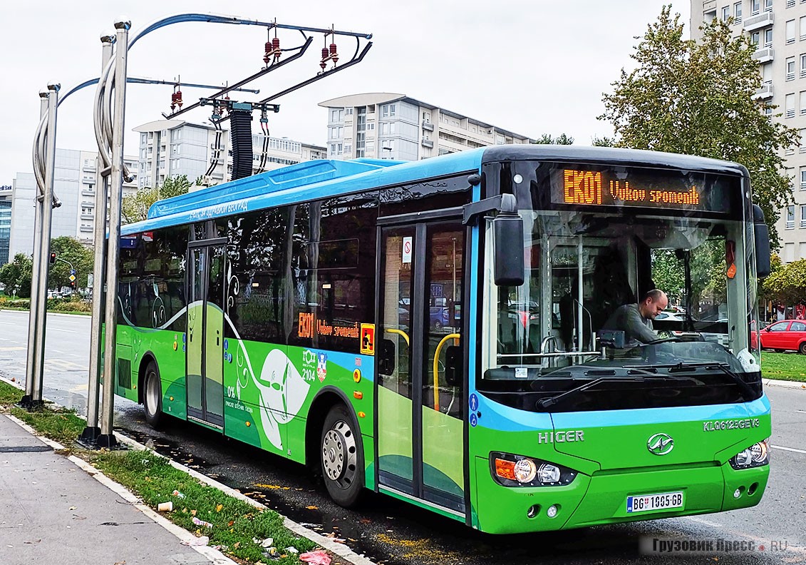 Электробус [b]Higer KLQ6125GEV3 Chariot Ebus[/b] у ультрабыстрой станции на подзарядке. С 2016 г. на линии работало 5 машин, сейчас регулярно работает 3