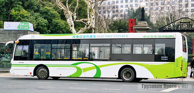 Один из первых электробусов в Шанхае, 2012 г.