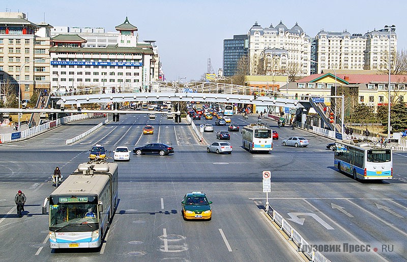 Электробусы с динамической подзарядкой свободно маневрируют по улицам Пекина с 1999 г.