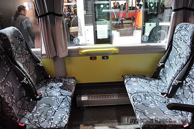 Часть сидений расположены «купейным» способом, судя по пиктограммам, они адресованы льготной категории пассажиров