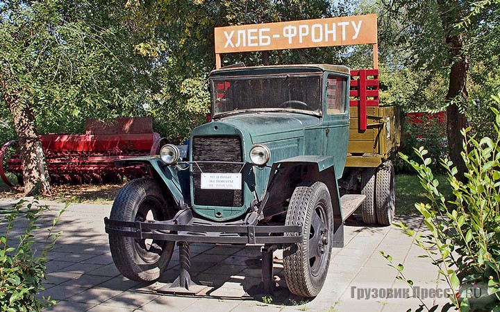 [b]ГАЗ-ММ[/b] заявлен как ГАЗ-АА. В таком виде автомобиль выпускали с 1945 по 1947 год на ГАЗе, а с 1947 по 1948 год – на УльЗИС. Главным отличием от ГАЗ-ММ был более мощный (50 л.с.) мотор типа М. С началом войны ГАЗ-ММ упростили, отказавшись от передних тормозов, боковых откидных бортов, переднего бампера, правой фары, штампованных крыльев и металлической кабины. После победы постепенно вернули тормоза, фары, борта, стальную обшивку дверей и покатые крылья (УльЗИС – 1948–1953 г.) вместо сварных Г-образных