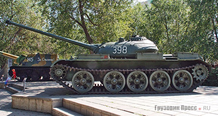 [b]Т-54 образца 1949 года.[/b] Довольно редкая модель танка, выпущено около 2700 штук. На сопроводительной табличке означена как Т-54А. Однако этот танк имел башню куполообразной формы. Вероятно, в 1960-е годы экспонат прошёл модернизацию до уровня Т-54А на одном из ремзаводов Минобороны, где ему, в частности, установили двухплоскостной стабилизатор орудия (на что указывает противовес у среза ствола)