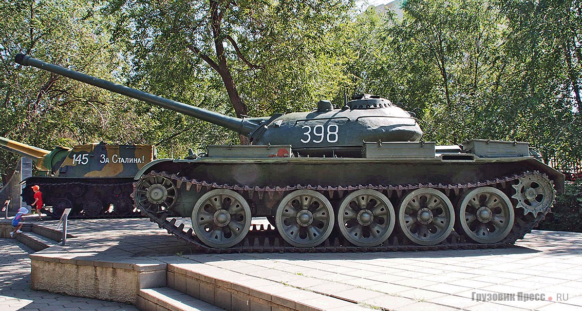 [b]Т-54 образца 1949 года.[/b] Довольно редкая модель танка, выпущено около 2700 штук. На сопроводительной табличке означена как Т-54А. Однако этот танк имел башню куполообразной формы. Вероятно, в 1960-е годы экспонат прошёл модернизацию до уровня Т-54А на одном из ремзаводов Минобороны, где ему, в частности, установили двухплоскостной стабилизатор орудия (на что указывает противовес у среза ствола)