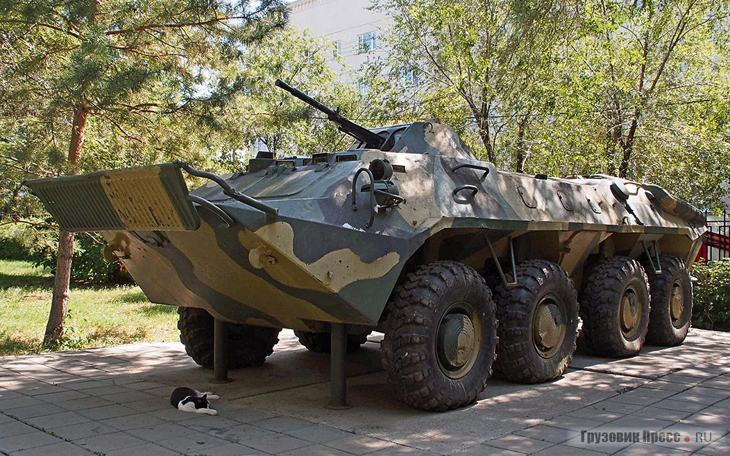 [b]БТР-70[/b] принят на вооружение 21 августа 1972 года. Разработан на Горьковском автозаводе и имеет индекс ГАЗ-4905. Увлёкшись понижением силуэта, конструктор Евгений Михайлович Мурашкин упустил из виду, что внутри тесно, покидать машину очень неудобно. Ещё одним слабым местом оказалась силовая установка из двух карбюраторных двигателей мощностью по 120 л.с. каждый. Недостатки дали о себе знать в Афганистане