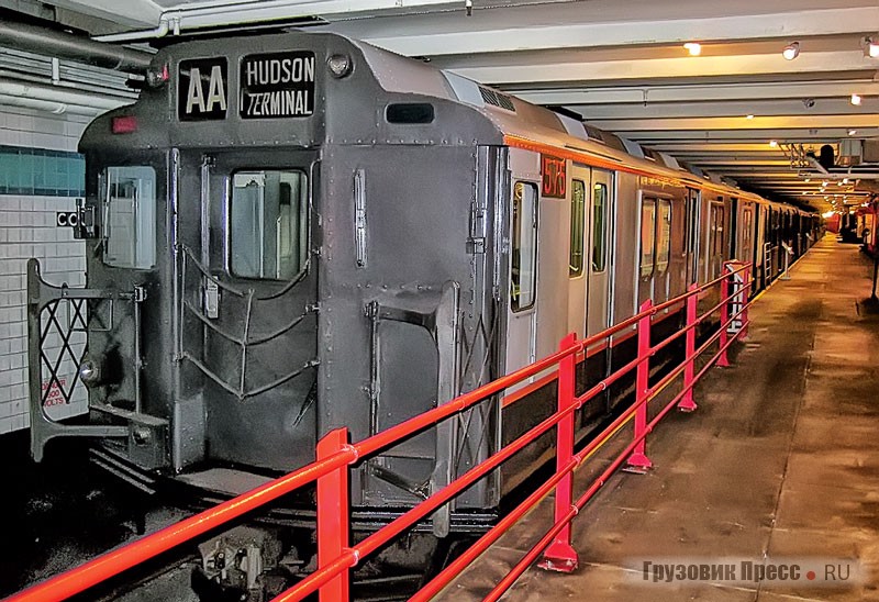 Большинство музейных вагонов (на снимке вагон R-10) в исправном состоянии, и время от времени по воскресеньям составленный из старинных вагонов поезд курсирует по линии метрополитена, приводя в восторг как поклонников старой техники, так и простых пассажиров нью-йоркского сабвея