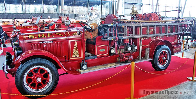 Фирма, основанная Ренсом Эли Олдсом в 1905–1975 гг. выпускала пикапы, развозные фургоны и грузовики. [b]REO Speed Wagon 1929 года[/b] с пожарным оборудованием Howe Fire Apparatus Co. представлен собранием «Камышмаш» и работал в пожарной команде Same Day Fire Service