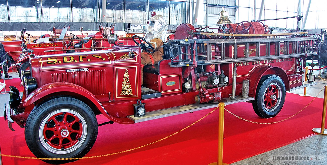 Фирма, основанная Ренсом Эли Олдсом в 1905–1975 гг. выпускала пикапы, развозные фургоны и грузовики. [b]REO Speed Wagon 1929 года[/b] с пожарным оборудованием Howe Fire Apparatus Co. представлен собранием «Камышмаш» и работал в пожарной команде Same Day Fire Service