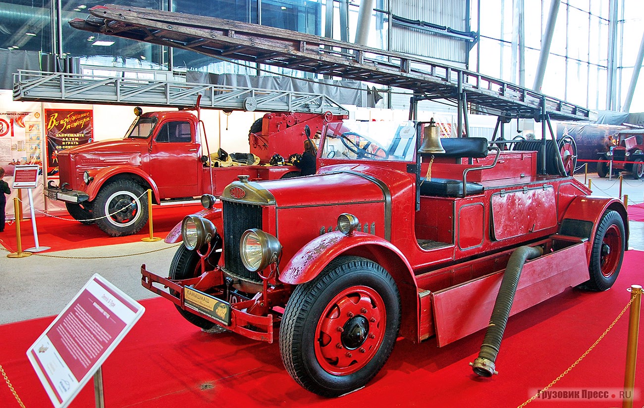 Разлапистый [b]Dennys G-Type 1927 года[/b], приобретённый реставрационной мастерской «Камышмаш», даёт представление, как выглядели британские линейки довоенного периода. Наряду с этой моделью наибольшую популярность в те годы имели машины Dennys N-Type