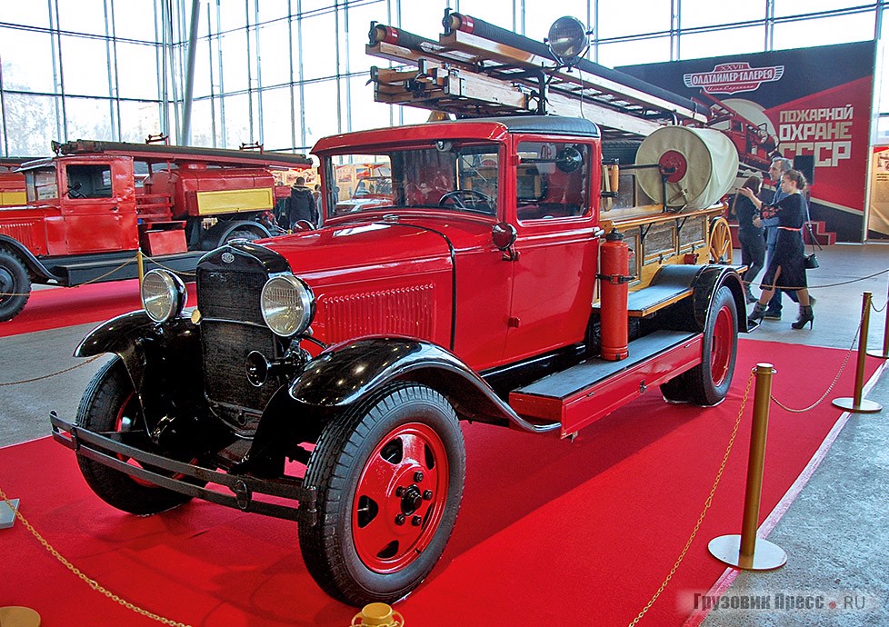«Пожарная машина на шасси ГАЗ, модель 1» – так расшифровывается название [b]ПМГ-1 образца 1932 года[/b] на базе полуторки ГАЗ-АА. Пожарная команда, размещавшаяся на линейке, по бокам пристёгивала себя ремнями к поручню. К 1950-м лёгкие пожарные машины, как этот автомобиль из коллекции «Авторевю», эксплуатировались в частном секторе городов, в сёлах и заготпунктах вплоть до 1970 года