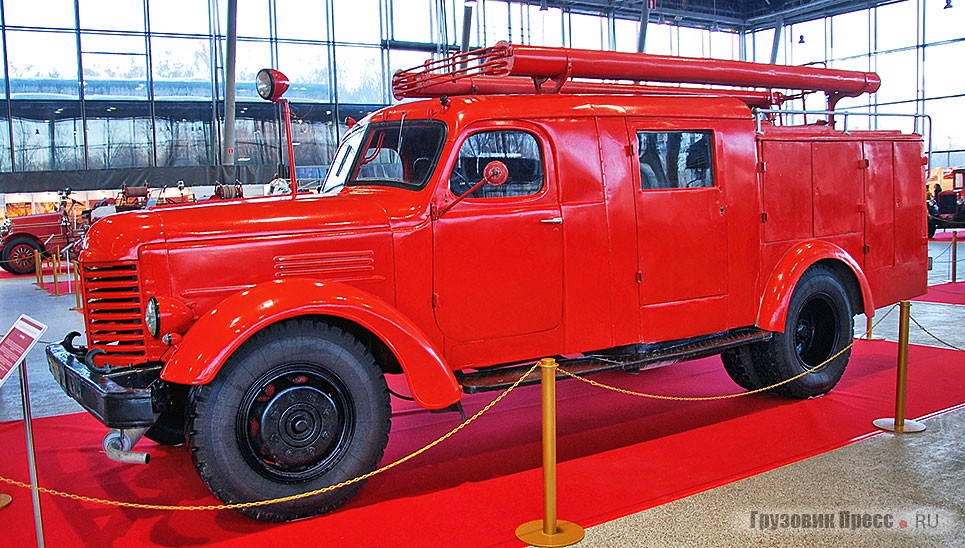 [b]Пожарная автоцистерна ПМЗ-9М 1953 года[/b] на шасси ЗИС-150 из собрания ГУП «Мосгортранс». В 1953–1955 гг. в Прилуках выпустили 1440 машин, но до наших дней дошло несколько экземпляров