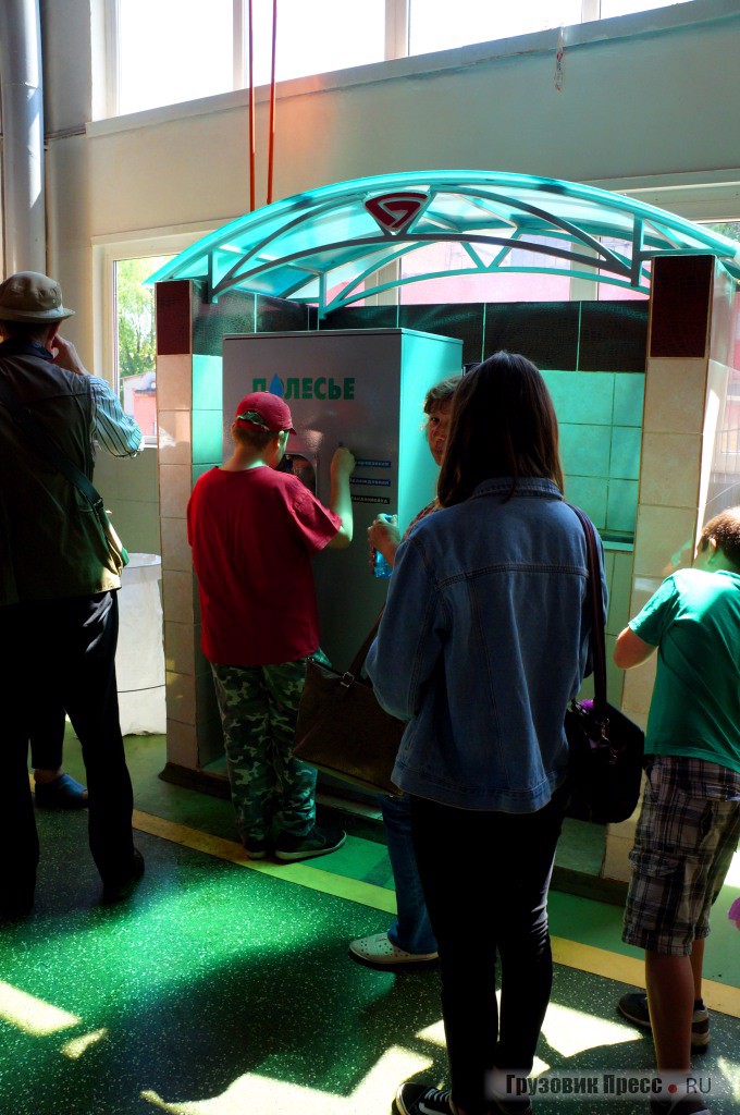 Самое оживленное место в цехе - автомат с "водой как в детстве". Вам с газом или без?