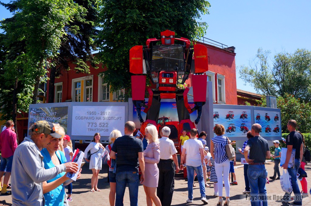 Ставший с недавних пор знаменитым, трансформер МТЗ. Креативное, но спорное решение в свете того, что отечественный автопром и так все воспринимают как "конструктор"...