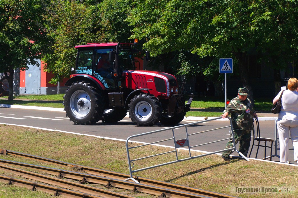 Вот он, тот самый "гоночный" МТЗ-1523, на котором катали всех желающих