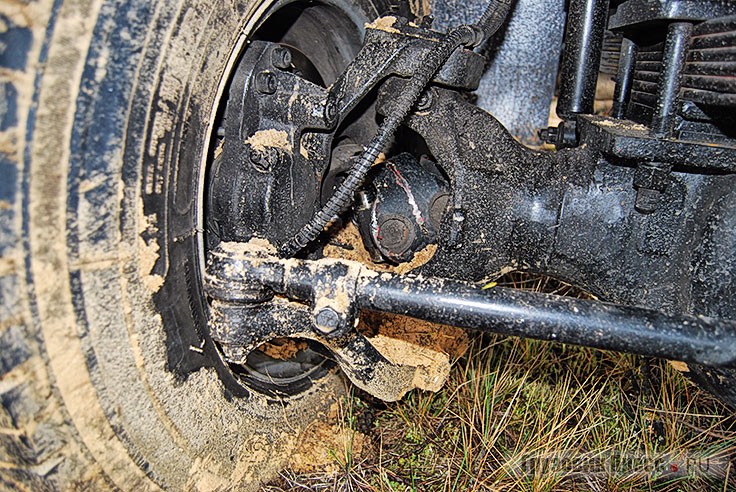 У забуксовавшего в песке длиннобазного Hyundai HD78 оборвало крестовину привода правого переднего колеса, в результате чего колесо заблокировалось