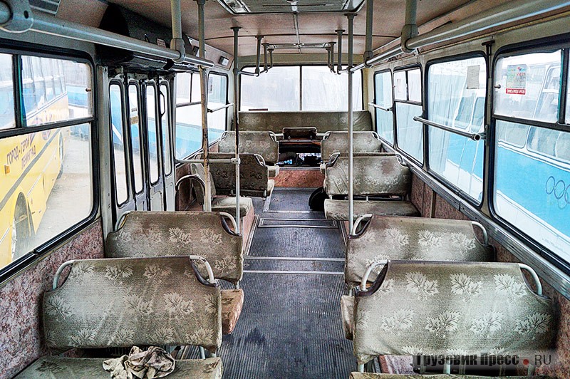 В период маршрутной работы салон автобуса содержался под чехлами – что и обеспечило почти первозданную сохранность диванов