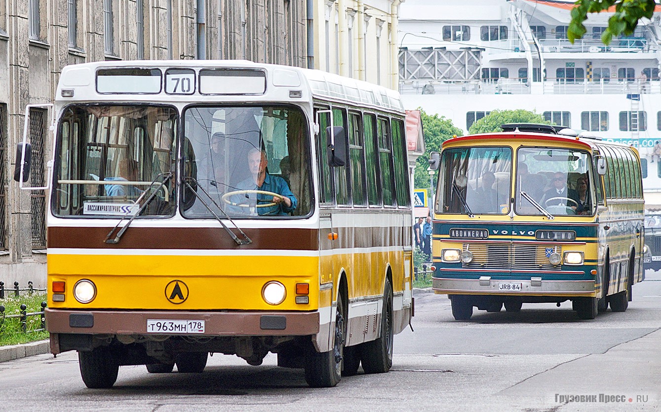 ЛАЗ-42021 в парадной колонне