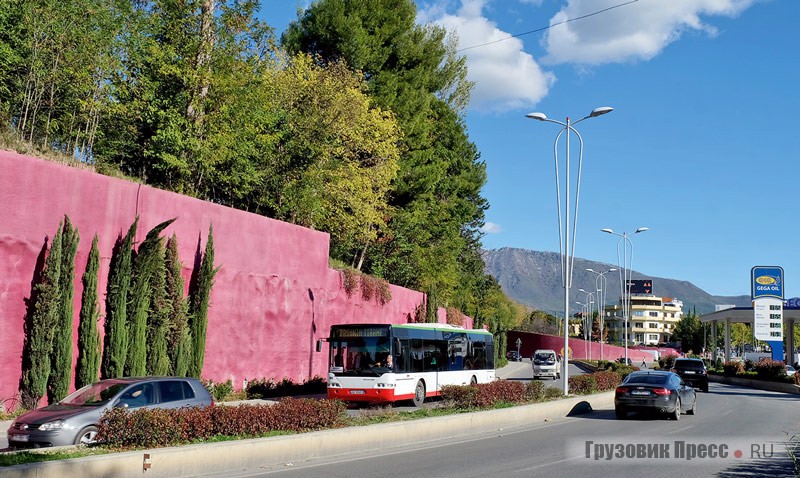 Трасса Тирана – Эльбасан. Её обслуживают ярко-зелёные минибусы и бело-красные Neoplan N4416 Centroliner