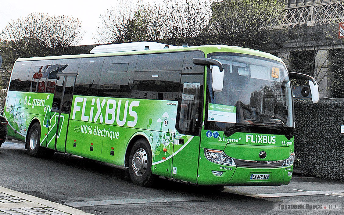 Автобус [b]Yutong ICe[/b] в типичном зелёном фирменном цвете компании Flixbus у подножья Эйфелевой башни