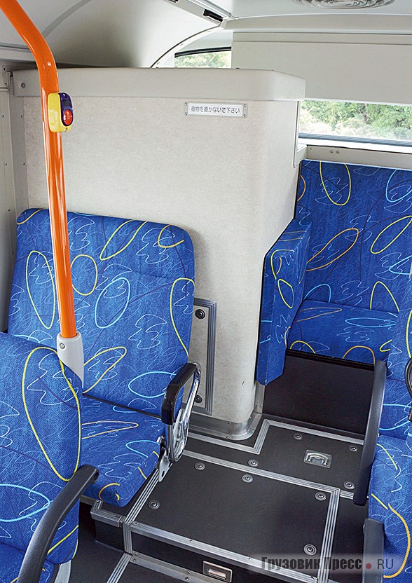 Характерное отличие гибридного автобуса – «шкаф» по правому борту вместо сплошного дивана от стенки до стенки. А сбоку – подлокотник