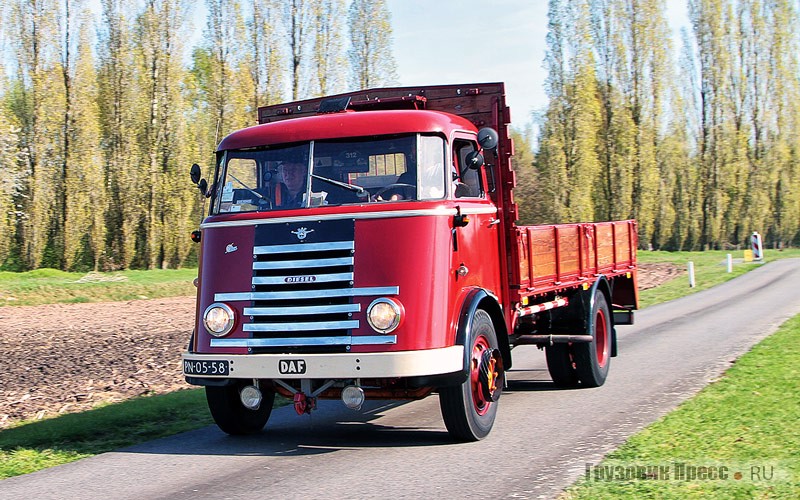 [b]DAF A1300P, выпуска 1955 г.[/b] – один из старейших действующих грузовиков DAF. Дизель – 6-цилиндровый Perkins P6 рабочим объёмом 4,78 л развивает мощность 83 л.с. при 2400 об/мин. Коробка передач 4-ступенчатая синхронизированная. Колёсная база – 3,90 м. Снаряжённая масса, 4050 кг, грузоподъёмность – 5555 кг