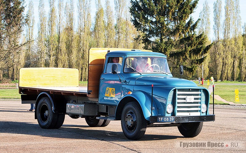 [b]DAF A13DA. Год выпуска 1961 г.[/b] Под капотом установлен рядный 6-цилиндровый 4,75-литровый дизель DAF DA475, мощностью 95 л.с. при 2500 об/мин. При снаряжённой массе 4100 кг грузоподъёмность с бортовым кузовом составляла 5378 кг