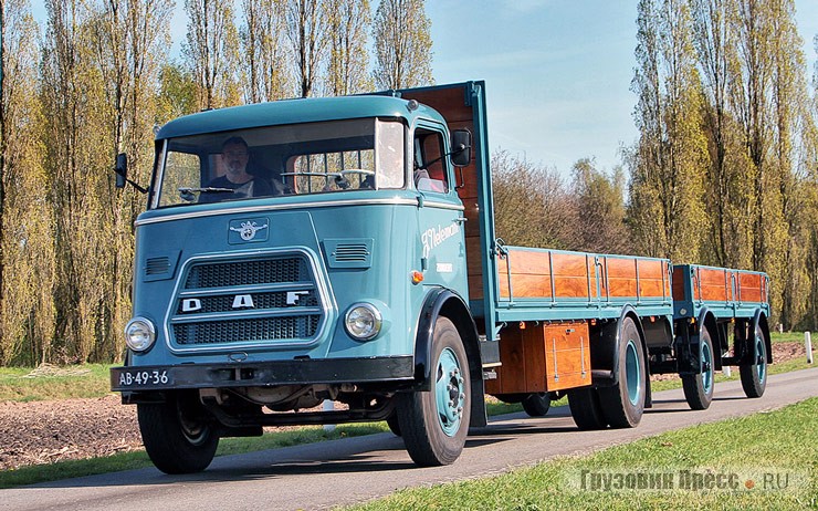 [b]DAF A1600DD, выпущенный в 1967 году.[/b] Серия А – одна из самых известных моделей DAF 1960-х годов. Их комплектовали 6-цилиндровым 5,75-литровым дизелем DAF DD575, который выпускали на собственном моторном производстве. Мощность двигателя – 112 л.с. при 2400 об/мин. Коробка передач, 5-ступенчатая ZF AK 5-35. Снаряжённая масса транспортного средства – 5260 кг, грузоподъёмность – 7580 кг. Прицеп F5 создан на DAF в 1952 году, его  грузоподъёмность – 2750 кг