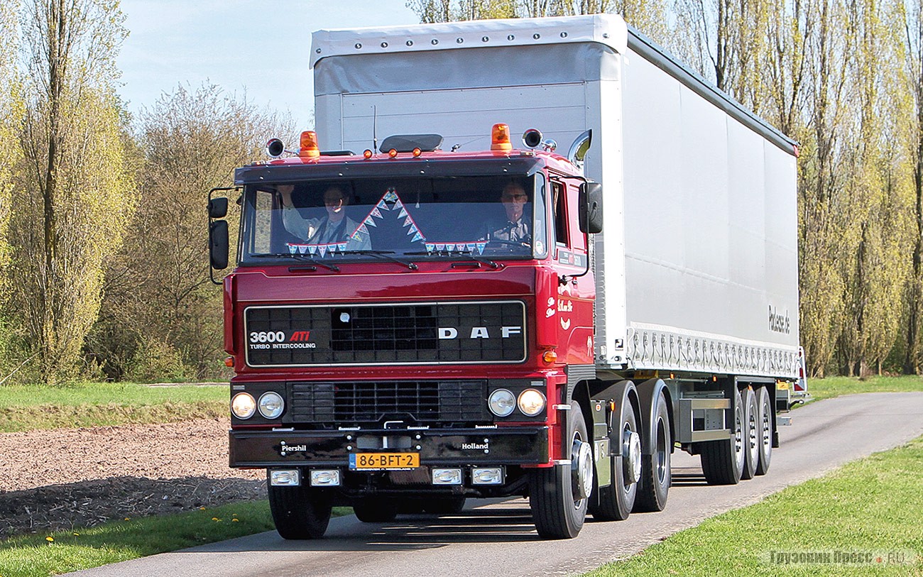 [b]DAF FGT3600DKZ 6х2 1987 года.[/b] Эти тягачи более известные как DAF 3600 ATi оснащены 6-цилиндровым 11,6-литровым 373-сильным (при 2000 об/мин) турбодизелем DAF DKZ 1160 с интеркуллером. Коробка передач ZF с выбором из 16 передач позволяла уверенно водить 50-тонные автопоезда. Масса тягача – 8100 кг