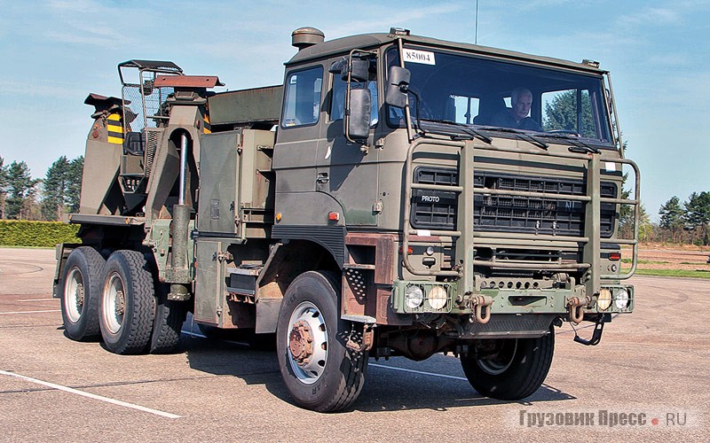 [b]DAF YBZ3300 DKX 6х6 1992 года выпуска[/b] с маркировкой PROTO. В 1989 году после длительных испытаний голландская королевская армия заказала на заводе в Эйндховене 255 ремонтно-эвакуационных машин. Машины поставляли в течение 1992–1993 гг. и до сих пор стоят на вооружении! Тягачи с бронированной кабиной даже служили в Афганистане в 2005–2011 гг. Рядный 6-цилиндровый 11,6-литровый турбодизель DAF DKX 1160 Ati развивал мощность 345 л.с. при 2200 об/мин. Коробка передач 16-ступенчатая ZF. Снаряжённая масса эвакуатора – 21 870 кг