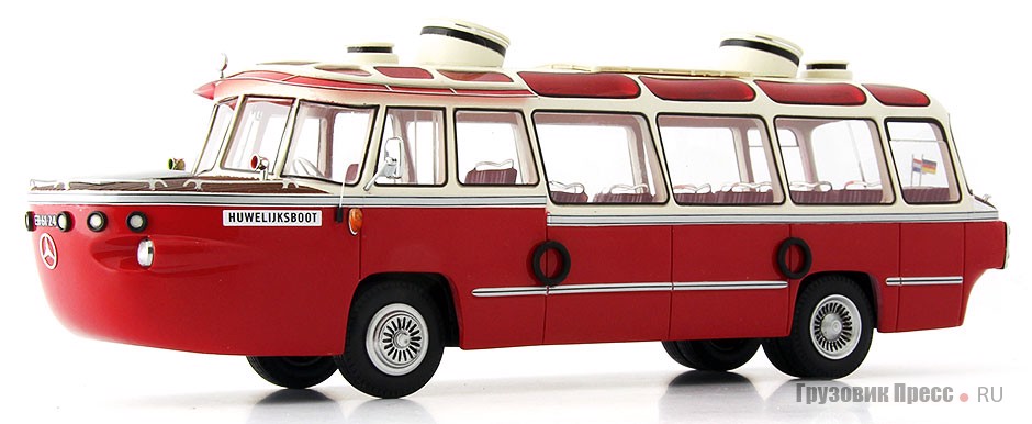 В категории Buses 1:43 пока три модели. Одна из них – экскурсионный автобус, изготовленный в 1958 г. голландской кузовной фирмой Van Rooijen (Van Rooyen) на шасси Mercedes-Benz OP 312. 32-местная машина похожа на катер, но не плавающая, её прозвали «Свадебной лодкой» («Huwelijksboot»)