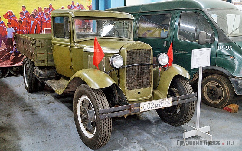 Полуторка [b]ГАЗ-АА[/b] поступила в музей в первой тройке автомобильных экспонатов. Множество таких машин хранили в советские годы как память о войне, потому сохранилось их больше, чем иных послевоенных грузовиков