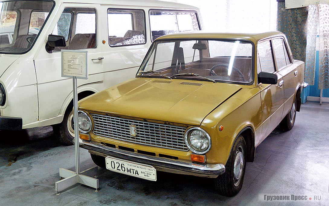 Единственный автомобиль ВАЗ в экспозиции музея – [b]ВАЗ-21011[/b] «Жигули», переданные в коллекцию сотрудником предприятия