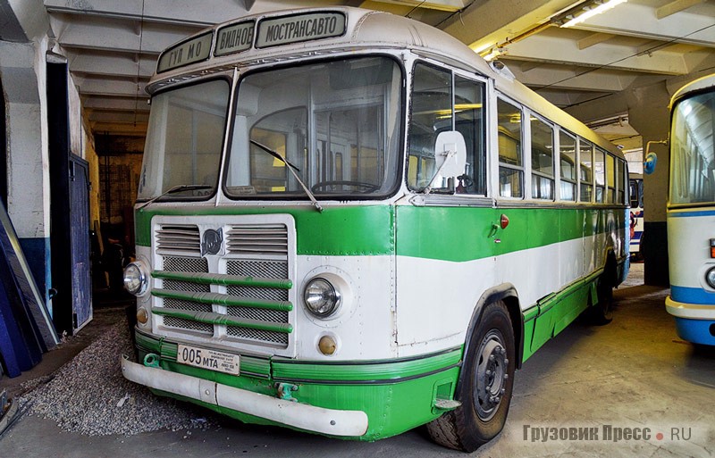 [b]ЗИЛ-158В[/b] – ценнейший автобусный экспонат музея. В 2001 году он был подарен коллегами из музея московского Мосгортранса к 75-летию областного Мострансавто.><br />Автобус ликинского производства работал развозкой персонала станции Барыбино (Ступинский р-н), а после был переделан в сарай. Новая жизнь автобуса началась в 1994 году, когда его эвакуировали московские музейщики. К 1999 году его восстановили по кузову на заводе «Аремкуз», а к 2001 – поставили на ход и передали в Видное к юбилею областного предприятия