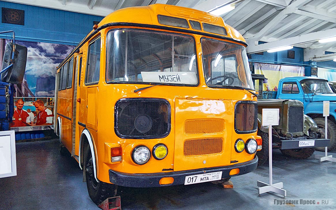 Ярко-оранжевый «колобок» [b]ПАЗ-672М[/b] принадлежал женскому монастырю под Истрой, а восстановлен для музея был Дмитровским НТЦ Мострансавто. Это единственный автобус, уместившийся в музейном зале и экспонируемый в основной экспозиции музея